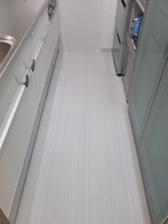 ハーフミラーガラスでフラットで美しいキッチン空間に